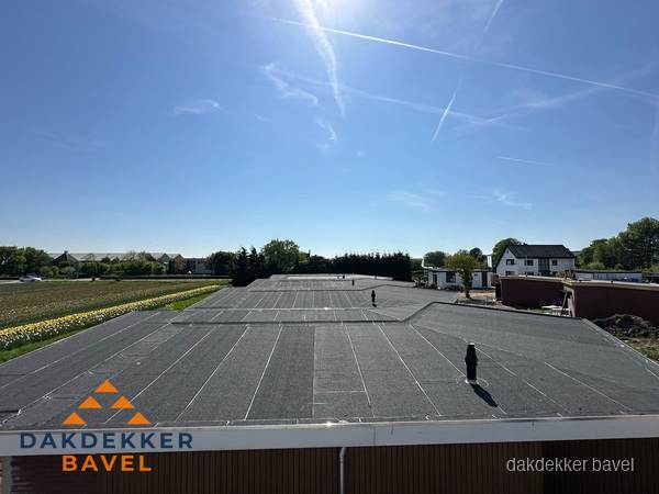 Groot plat dak met bitumen dakbedekking op bedrijfspand in Bavel Groot plat dak met bitumen dakbedekking op bedrijfspand in Bavel