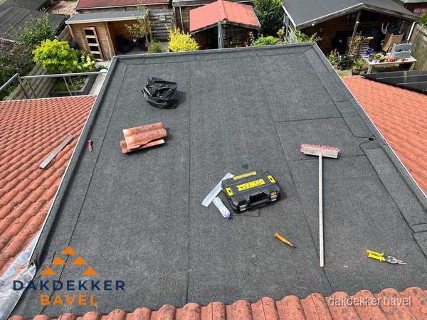 Nieuw plat dak met bitumen dakbedekking in Bavel
