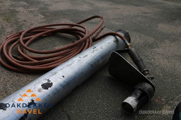Dakdekker gasbrander en gereedschap voor spoedklus in Bavel