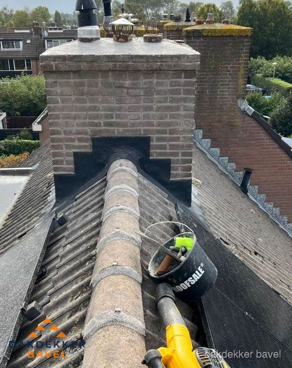 Schoorsteen met loodaansluiting en nokvorst op pannendak in Bavel Schoorsteen met loodaansluiting en nokvorst op pannendak in Bavel