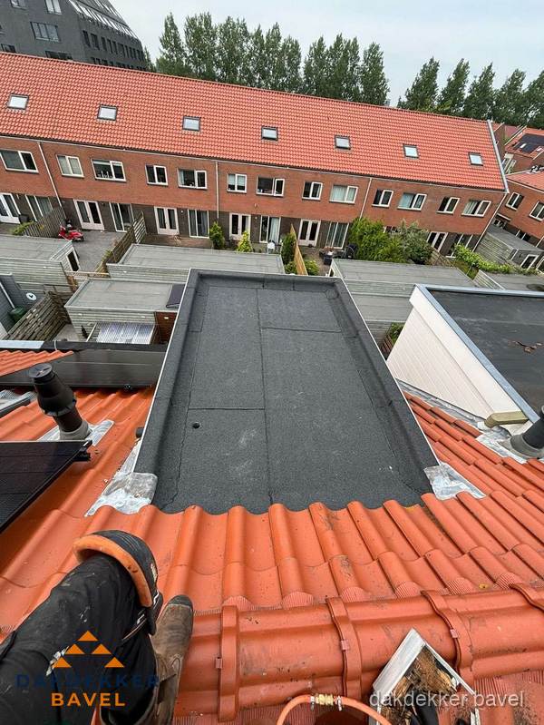 Bitumen dak reparatie op plat dak tussen dakpannen in Bavel Bitumen dak reparatie op plat dak tussen dakpannen in Bavel
