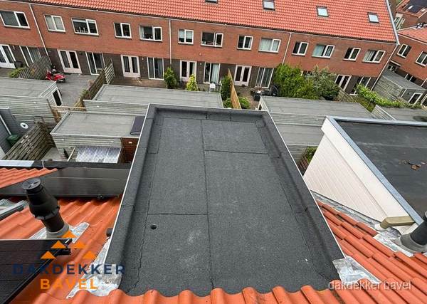 Plat dak met bitumen bedekking naast dakkapel in Bavel