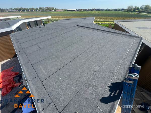Nieuw bitumen plat dak met uitzicht over landschap in Bavel Nieuw bitumen plat dak met uitzicht over landschap in Bavel