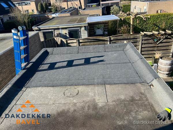 Dakdekker bij bitumen plat dak renovatie in Bavel Dakdekker bij bitumen plat dak renovatie in Bavel
