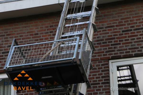 Ladderlift met dakpannen voor dakpan reparatie in Bavel Ladderlift met dakpannen voor dakpan reparatie in Bavel