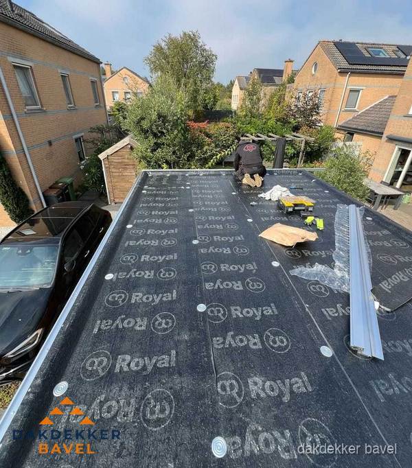 Dakdekker aan het werk op plat dak renovatie in Bavel Dakdekker aan het werk op plat dak renovatie in Bavel