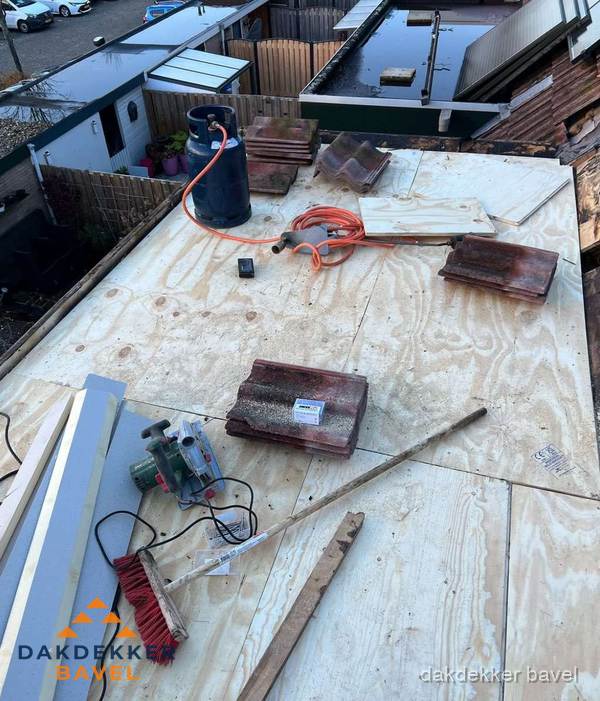 Dakreparatie werkzaamheden op plat dak met gereedschap in Bavel Dakreparatie werkzaamheden op plat dak met gereedschap in Bavel