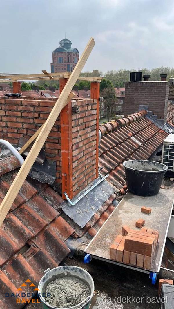 Schoorsteen renovatie met metselwerk op schuin dak in Bavel