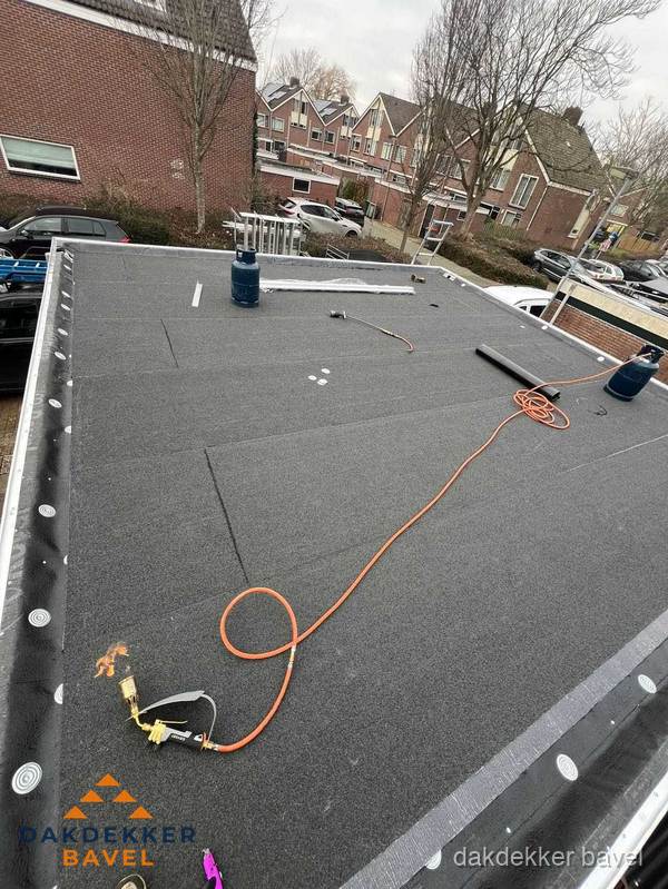 Afgewerkte dakrenovatie met bitumen op plat dak in Bavel Afgewerkte dakrenovatie met bitumen op plat dak in Bavel