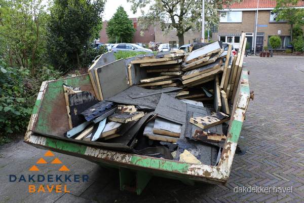 Puincontainer met oud dakmateriaal na dakrenovatie in Bavel Puincontainer met oud dakmateriaal na dakrenovatie in Bavel