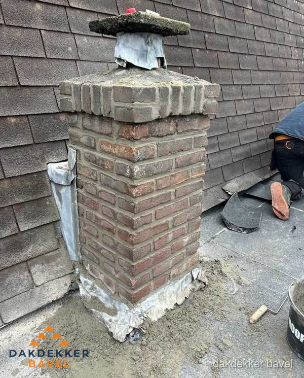 Schoorsteen reparatie met lood en voegwerk op leien dak in Bavel