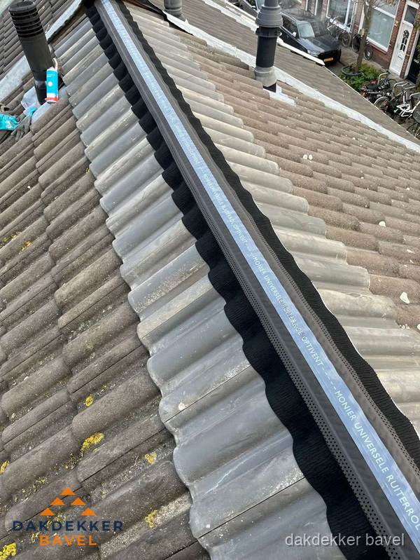 Nokvorst met Monier ventilatie op schuin pannendak in Bavel Nokvorst met Monier ventilatie op schuin pannendak in Bavel