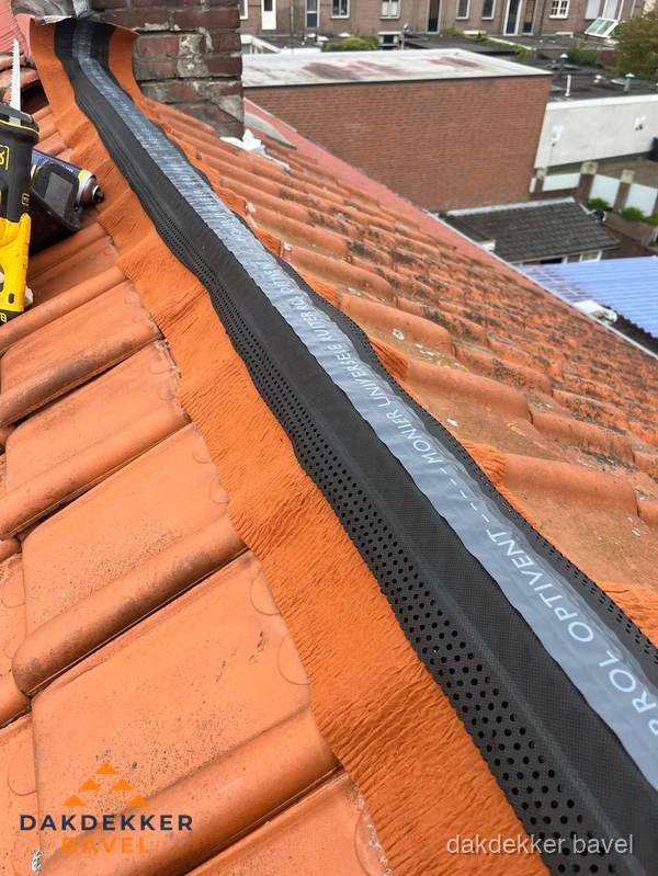 Nokventilatie installeren op hellend pannendak in Bavel Nokventilatie installeren op hellend pannendak in Bavel